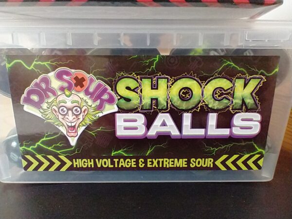 Bonbon en forme de balle gélatineuse avec au centre du liquide