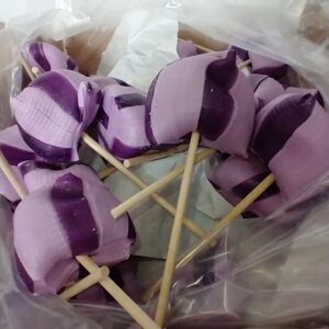 sucette au gout violette en forme de berlingot de couleur violette