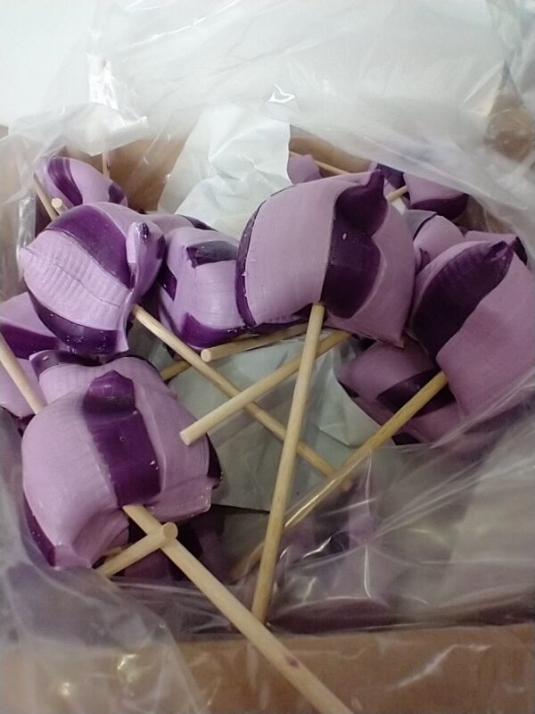 sucette au gout violette en forme de berlingot de couleur violette